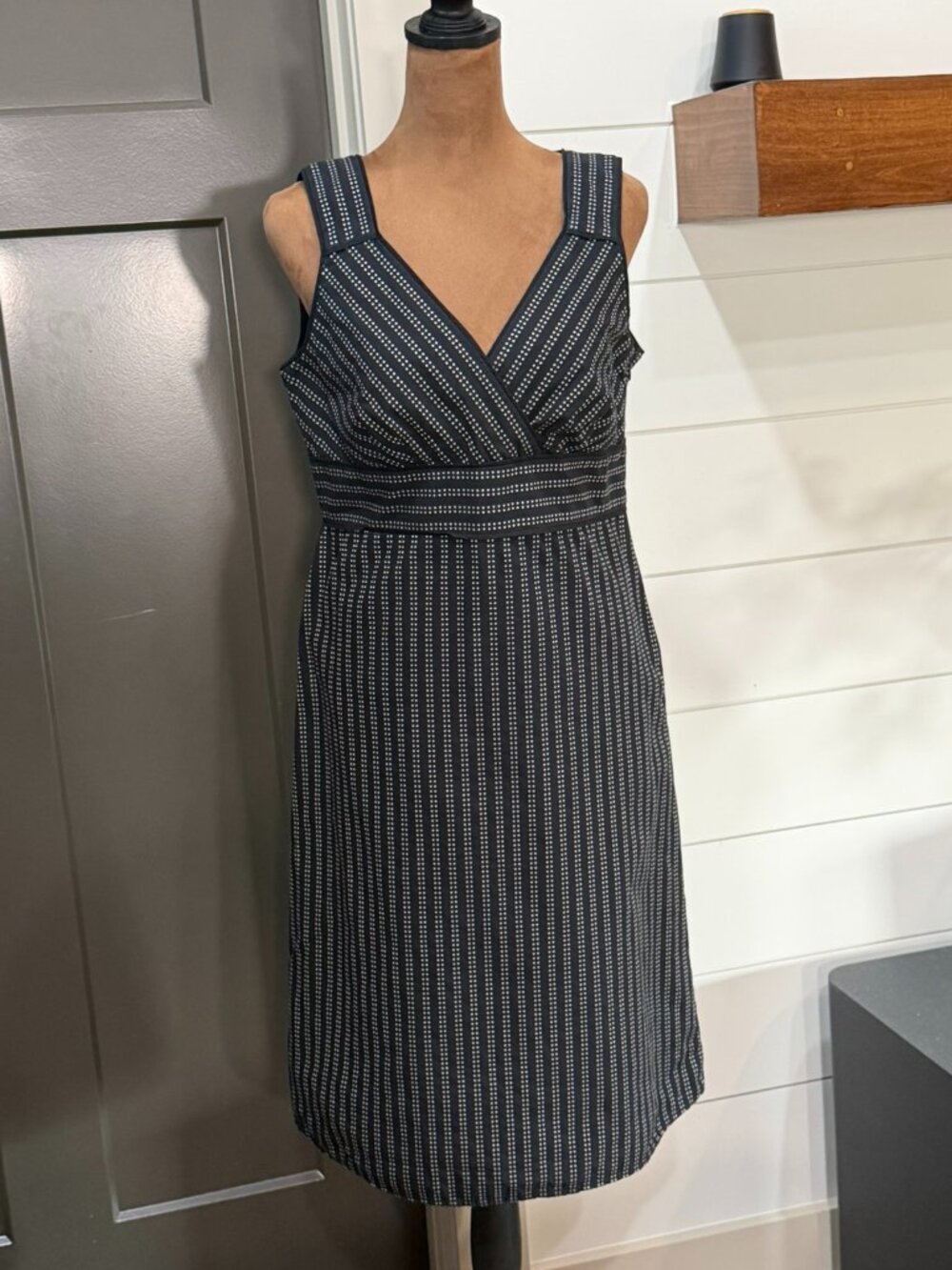 LOFT Navy Sleeveless Dress – Size 8 – Classic Fit – 39” Length